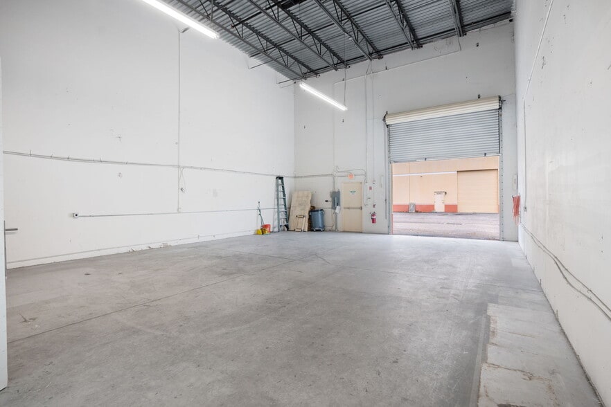 More Photos Of 787 Commerce Dr, Venice Warehouse For Lease