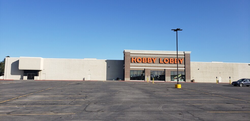 More Photos Of 7946 Dodge St, Omaha Supermarket For Lease