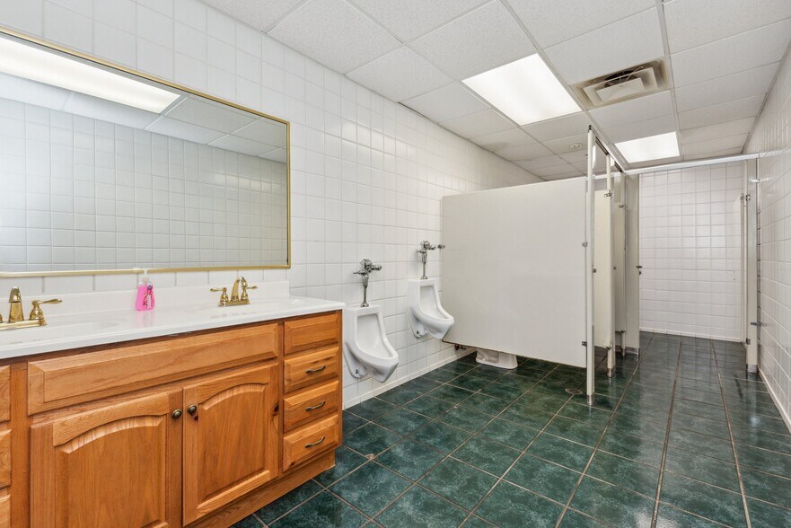 More Photos Of 470 Tucker Dr, Maysville Storefront Retail Office For Sale