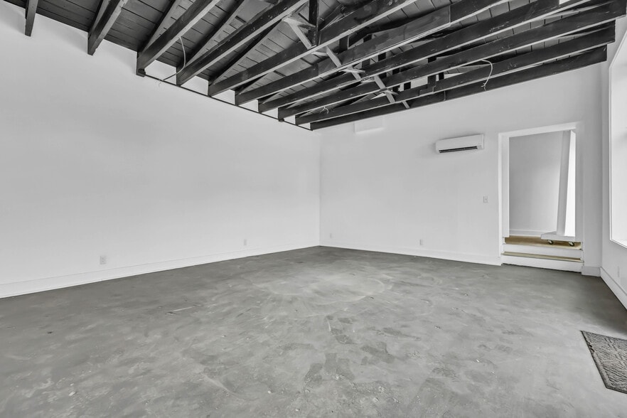 More Photos Of 106-N N 2nd St, Clarksville Freestanding For Lease