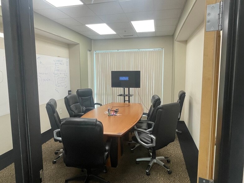 More Photos Of 20-22 Northwestern Dr, Salem Light Distribution For Lease