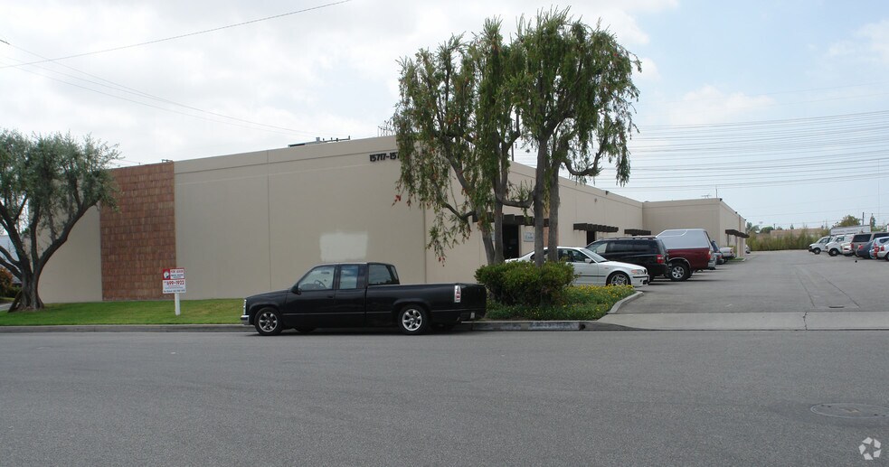 More Photos Of 15717-15733 Texaco Ave, Paramount Warehouse For Lease