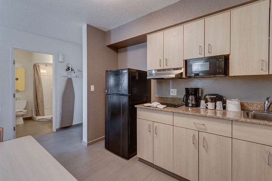 More Photos Of 11049 W Gateway Blvd, El Paso Hotel For Sale