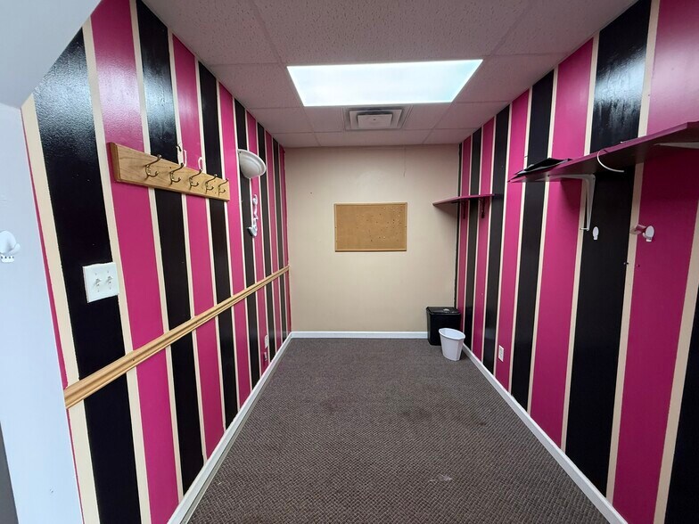 More Photos Of 2230 Pine Ave, Niagara Falls Office For Lease