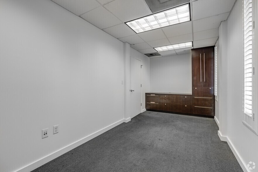 More Photos Of 5240-5260 NW 167th St, Hialeah Warehouse For Lease