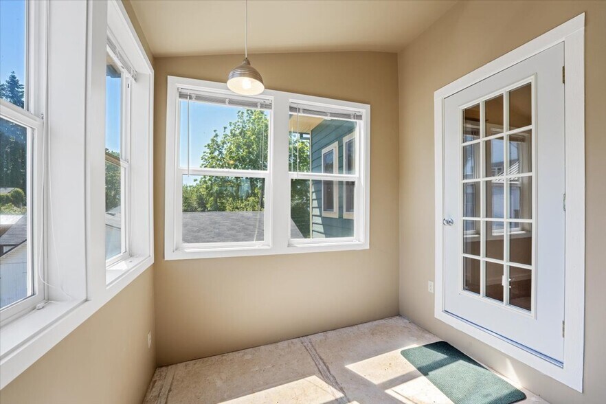 More Photos Of 829 2nd St, Mukilteo Office Residential For Sale