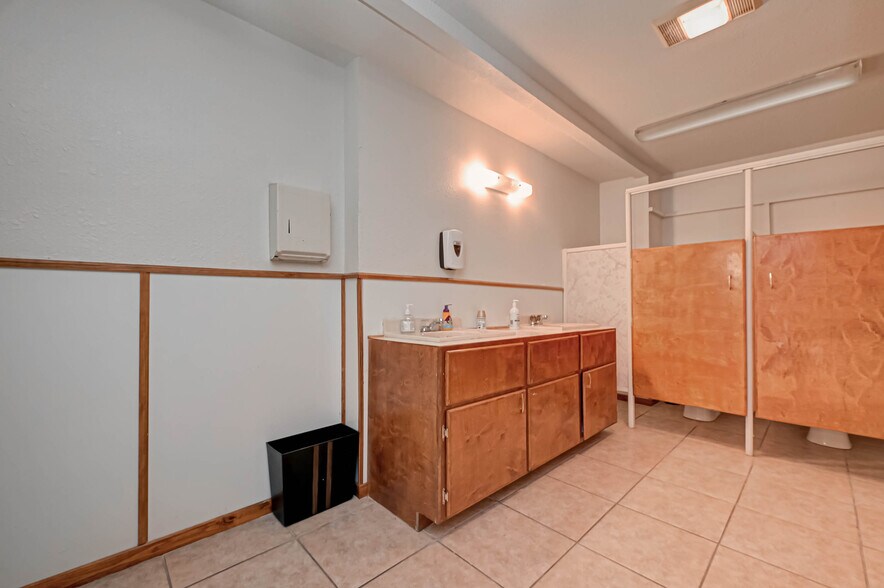 More Photos Of 3402 Amanda Ln, Houston Flex For Sale