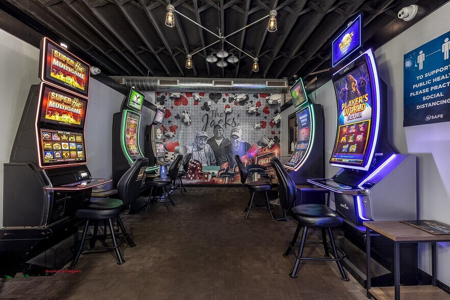 More Photos Of 110 E Hickory St, Streator Bar For Sale