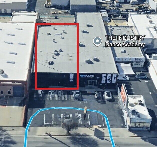 More Photos Of 15036-15040 Oxnard St, Van Nuys Warehouse For Lease