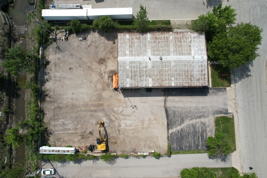 More Photos Of 2425 Pan Am Blvd, Elk Grove Village Warehouse For Sale