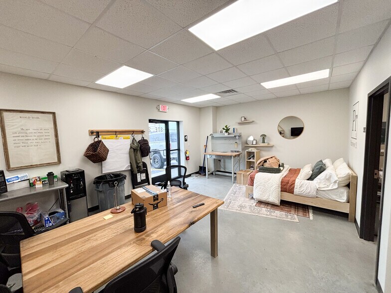 More Photos Of 4173 N 20th St, Ozark Warehouse For Lease