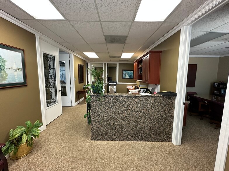 More Photos Of 31886 Northwestern Hwy, Farmington Office For Lease