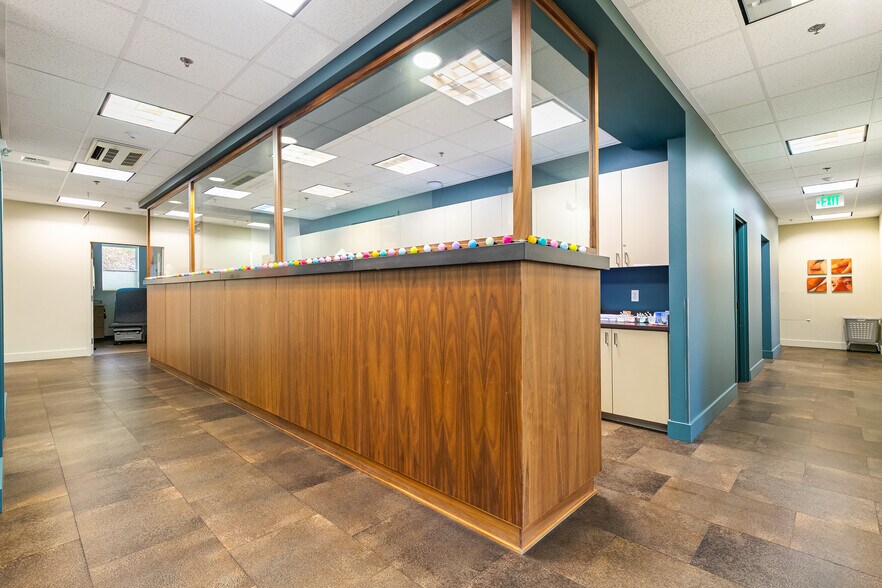 More Photos Of 905 Squalicum Way, Bellingham Flex For Sale