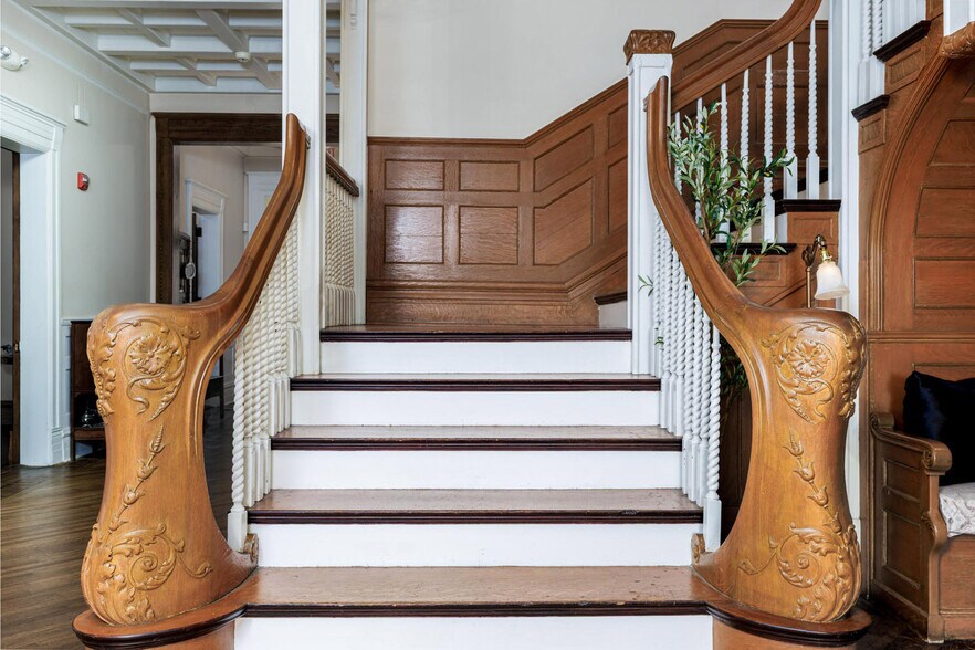 More Photos Of 950 E Grayson St, San Antonio Lodge Meeting Hall For Sale