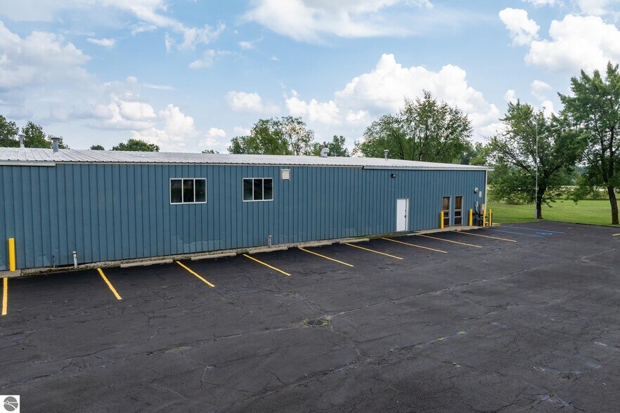 More Photos Of 910 Industrial Dr, Mount Pleasant Warehouse For Sale