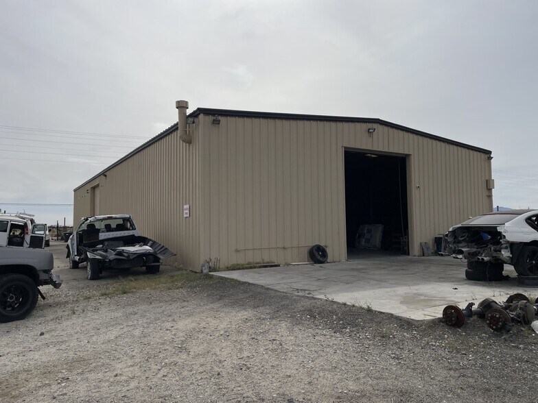 More Photos Of 46135 Division St, Lancaster Service For Sale