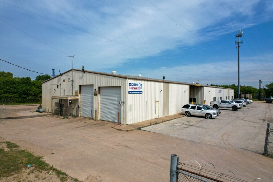 More Photos Of 2100 S Riverside Dr, Fort Worth Distribution For Lease