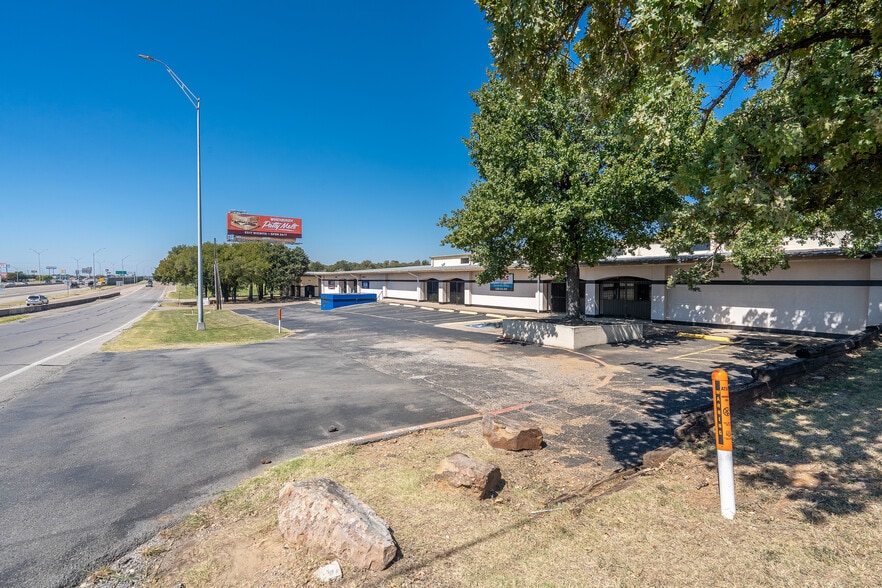 More Photos Of 3933 California Pky E, Fort Worth Unknown For Lease