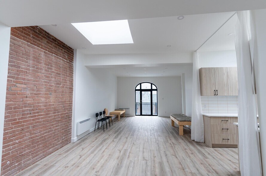 More Photos Of 2125 Rue Crescent, Montréal Storefront Retail Office For Lease