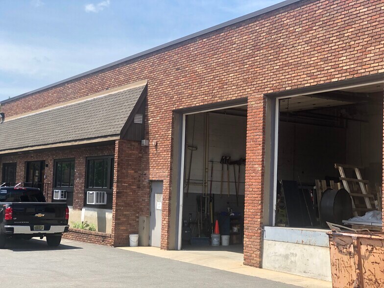 More Photos Of 60 5th Ave, Hawthorne Industrial For Lease
