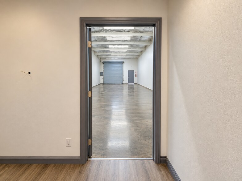 More Photos Of 1619-1623 S Minnie St, Santa Ana Flex For Lease
