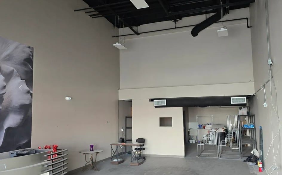 More Photos Of 5700 N Mesa Dr, El Paso Storefront For Lease