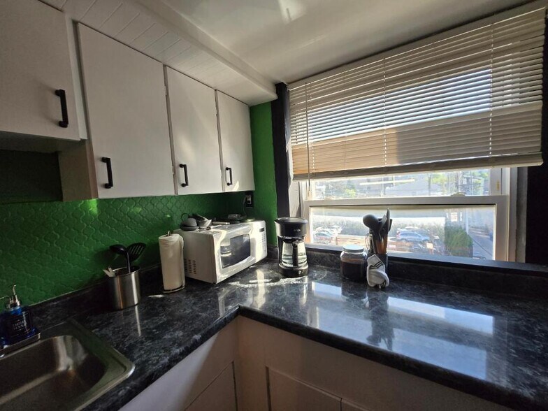 More Photos Of 838-840 W Grand Ave, Chicago Storefront Retail Residential For Lease