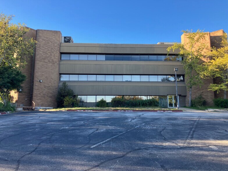 More Photos Of 220 Foremost Dr, Austin Schools For Lease