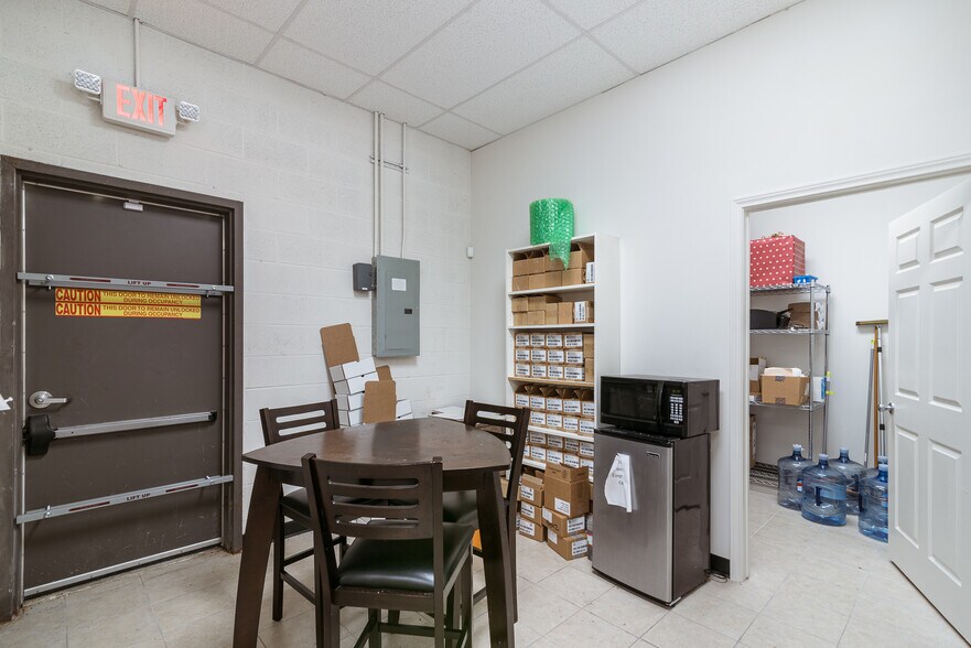 More Photos Of 1919 Wirt Rd, Houston Freestanding For Lease