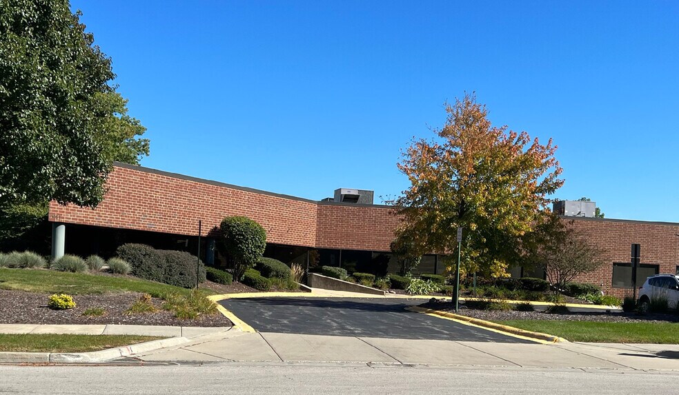 More Photos Of 1651 Wilkening Ct, Schaumburg Flex For Sale