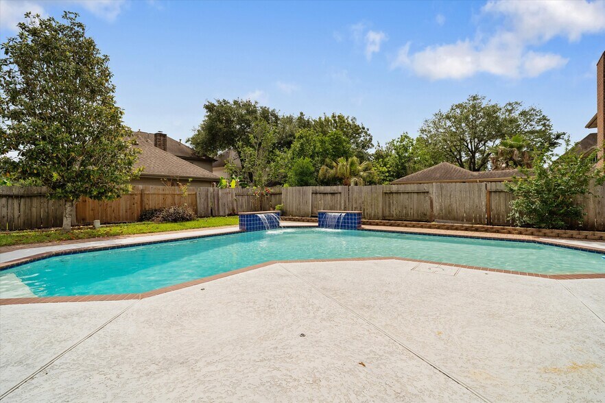 More Photos Of 124 Lake Point Dr, League City Specialty For Sale