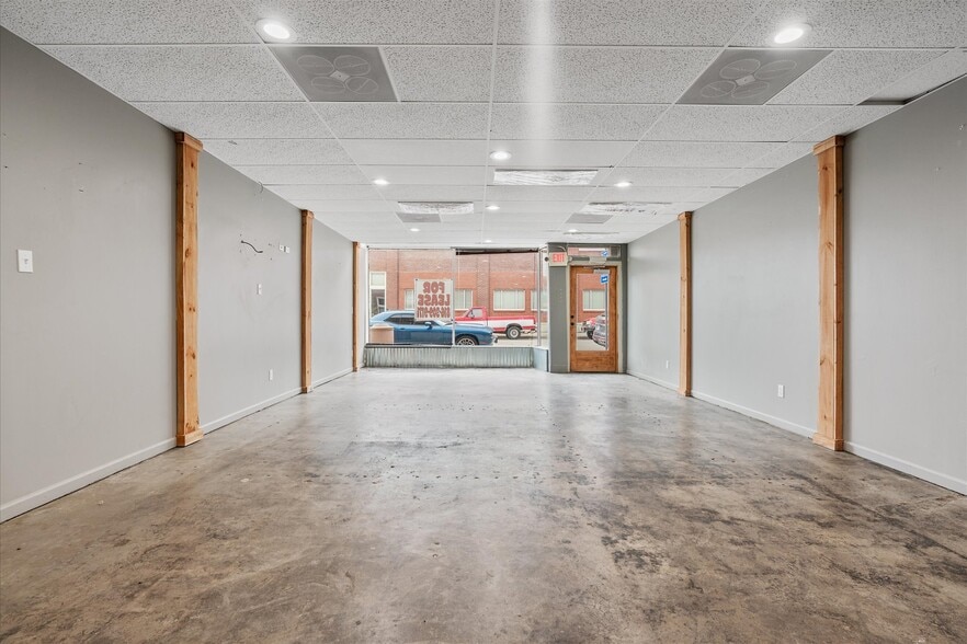 More Photos Of 453-463 S Thompson Ave, Excelsior Springs Storefront Retail Office For Sale