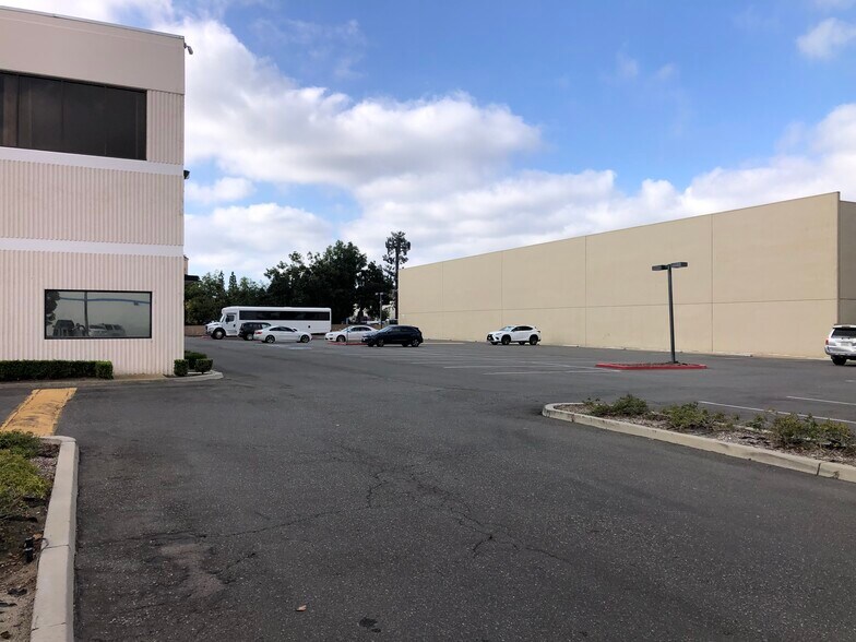 More Photos Of 2900 S Harbor Blvd, Santa Ana Office For Sale