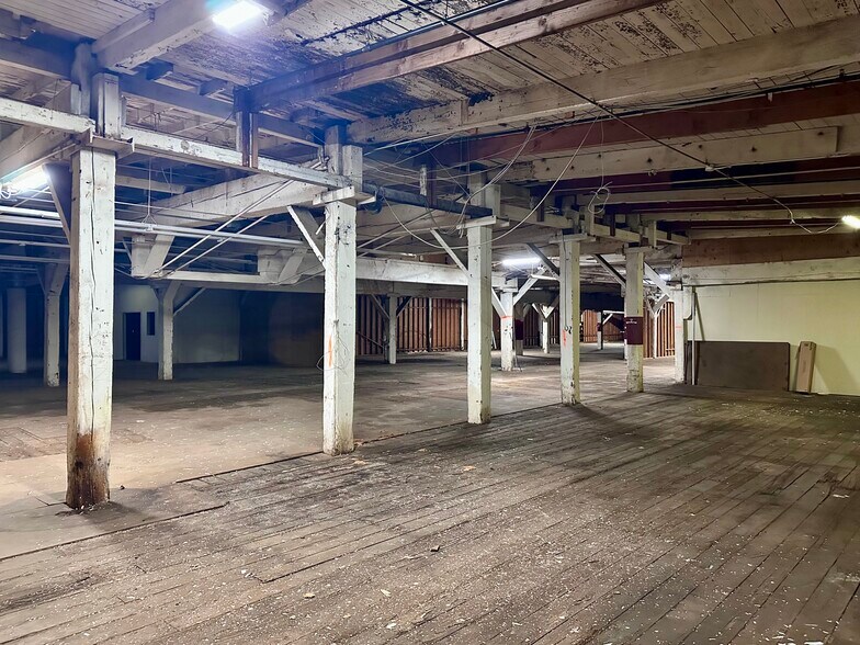 More Photos Of 2506 NE Multnomah St, Portland Warehouse For Sale