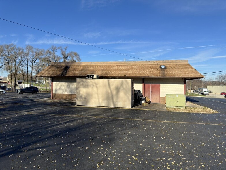 More Photos Of 1427 W Galena Ave, Freeport Freestanding For Sale