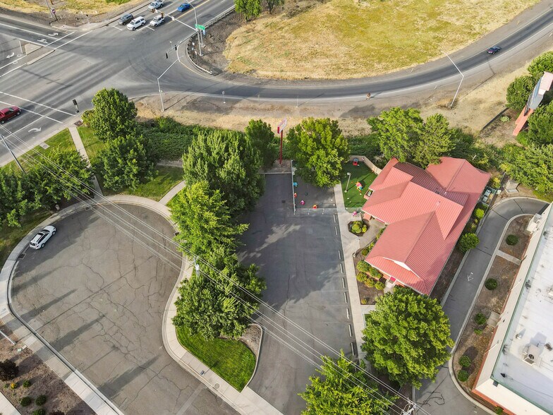 More Photos Of 81 Freeman Ct, Central Point Office For Sale