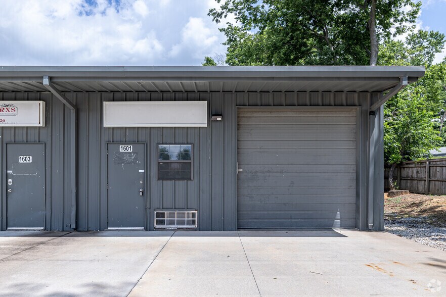 More Photos Of 1601-1623 Acorn Dr, Rogers Distribution For Lease