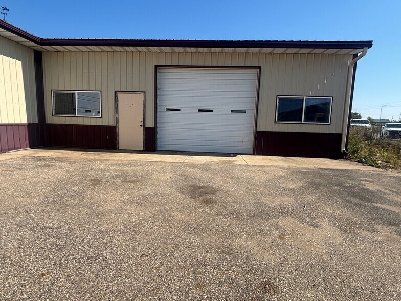 More Photos Of 717 27th St SE, Minot Flex For Lease
