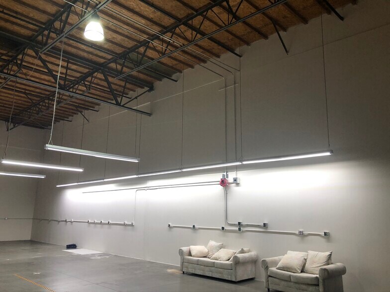 More Photos Of 9220-9268 1/2 Hall Rd, Downey Manufacturing For Lease