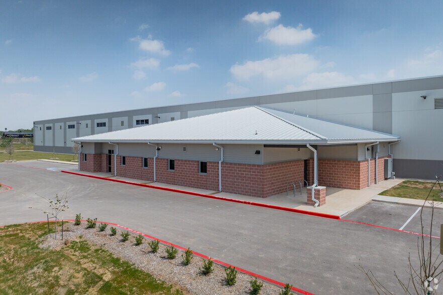 More Photos Of 9502 SW Loop 410, San Antonio Warehouse For Sale