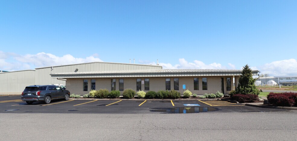 More Photos Of 28717 Grumman Dr, Eugene Airplane Hangar For Lease
