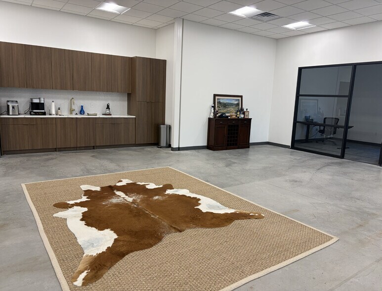 More Photos Of 451 University Dr, Fort Worth Office For Lease