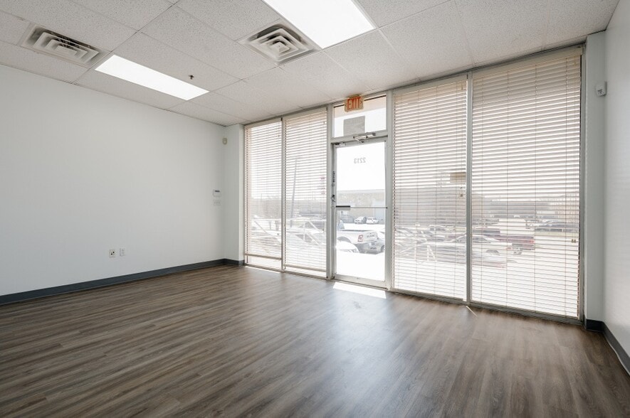 More Photos Of 2213 E Pioneer Dr, Irving Manufacturing For Lease