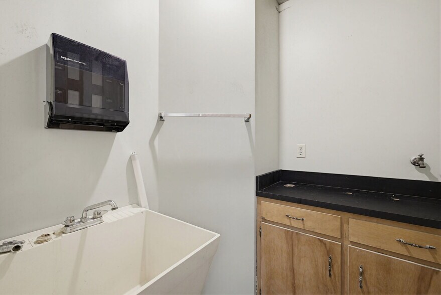 More Photos Of 114 S Park Ter, Eden Medical For Sale