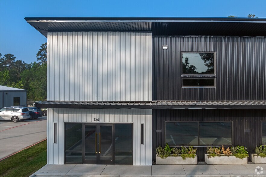 More Photos Of 32611 Tamina Rd, Magnolia Showroom For Lease