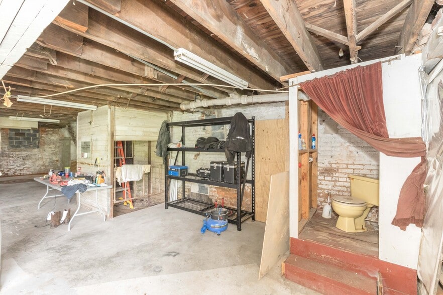 More Photos Of 1340 W Main St, Wytheville Loft Creative Space For Sale