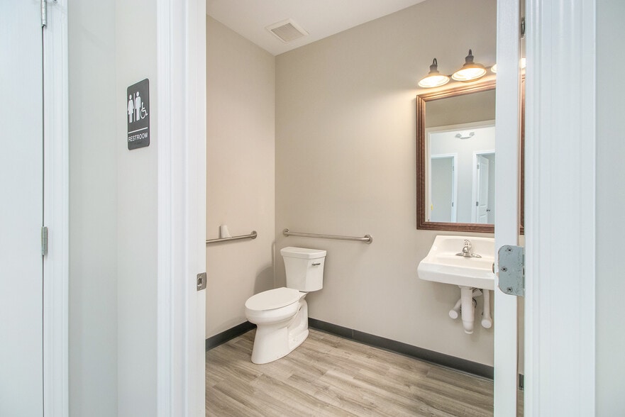 More Photos Of 247 River Park North Dr, Woodstock Medical For Sale