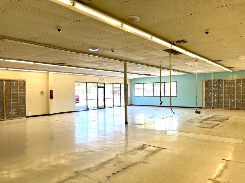More Photos Of 805 W Avenue N, San Angelo Flex For Lease