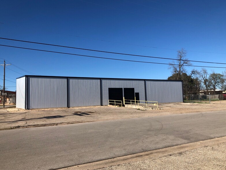 Primary Photo Of 100 Sherman St, Conroe Warehouse For Lease