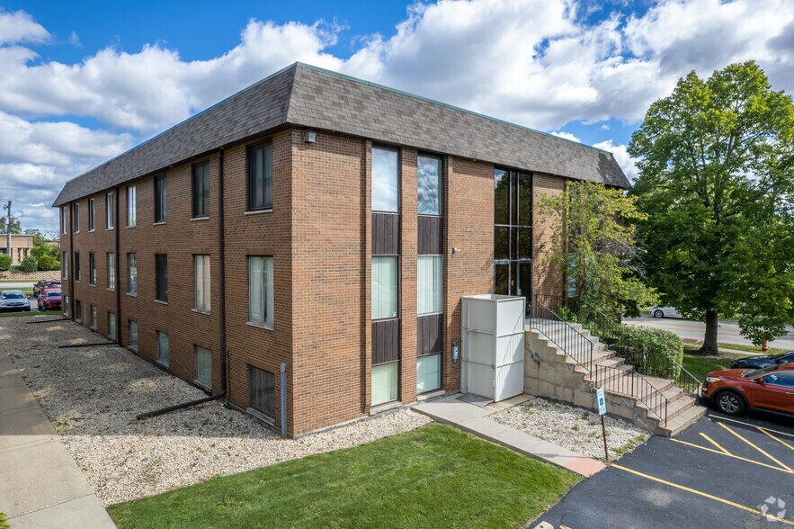 More Photos Of 701 E Irving Park Rd, Roselle Office For Lease